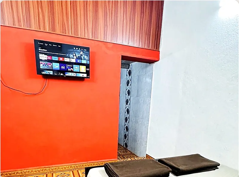 Room 1 queen bed and TV