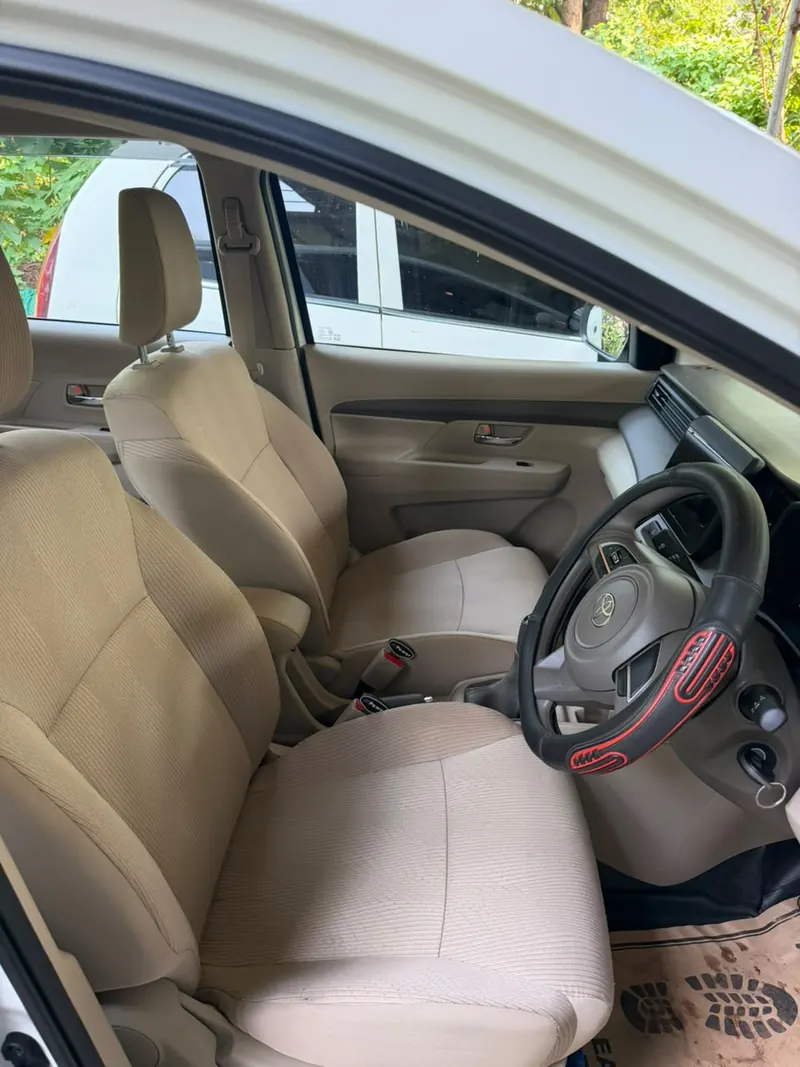 Front seats of the Toyota Rumion with the steering wheel